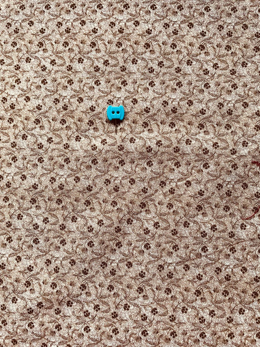 Florecitas marrones sobre fondo ocre