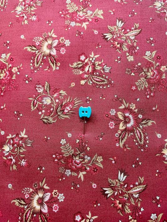 Tela estampada de flores sobre fondo cereza